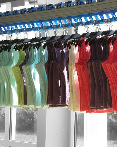 Convoyeur aérien à cintres - Tri et transport de vêtements suspendus - Types CLIP ou PIN - Capacité jusqu'à 12 000 articles/h_0