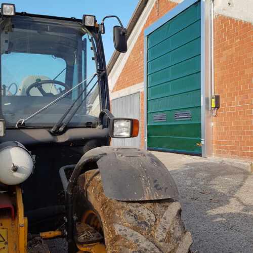 Porte industrielle à empilement rapide à structure solide idéale pour les entreprises qui doivent mettre à l'abri les véhicules, les troupeaux et les plantes - VertiGO Green_0