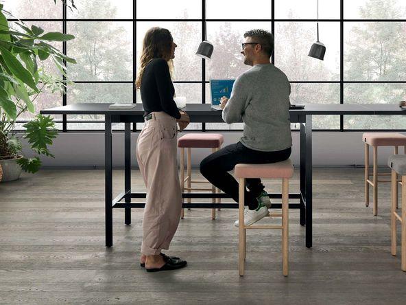 Table haute de travail laquée ou stratifiée noire avec repose-pieds_0