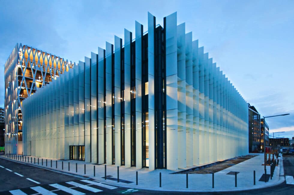 Brise soleil extérieur fixe, constitué de lames de verre opalescente réparties verticalement et horizontalement - Sur mesure_0