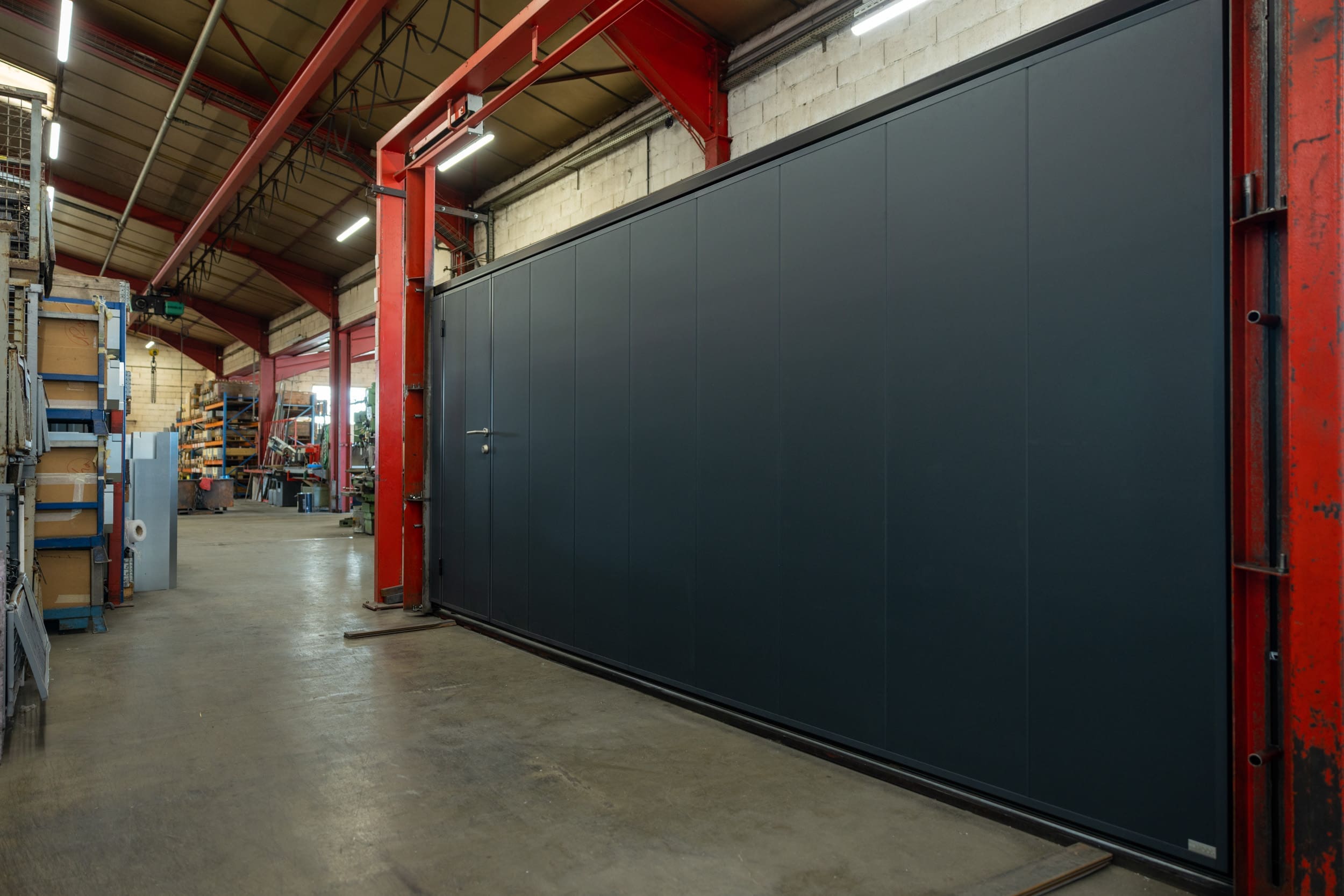 Porte de garage sectionnelle anti-effraction et anti-dégondage sur mesure et personnalisable - MOOS_0