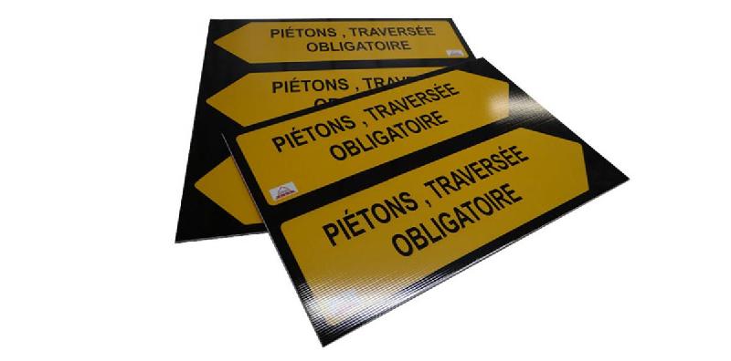 Signalétique - Fléchage publicitaire en PVC alvéolaire, PVC plein ou aluminium - Formats standards et personnalisés_0