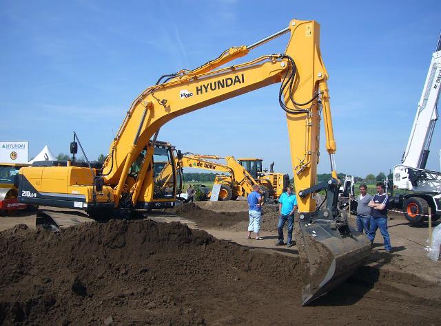 Pelle sur chenille en location, équipée d'un dispositif d'attache rapide idéale pour les travaux de fondations - 25T - PC 25_0