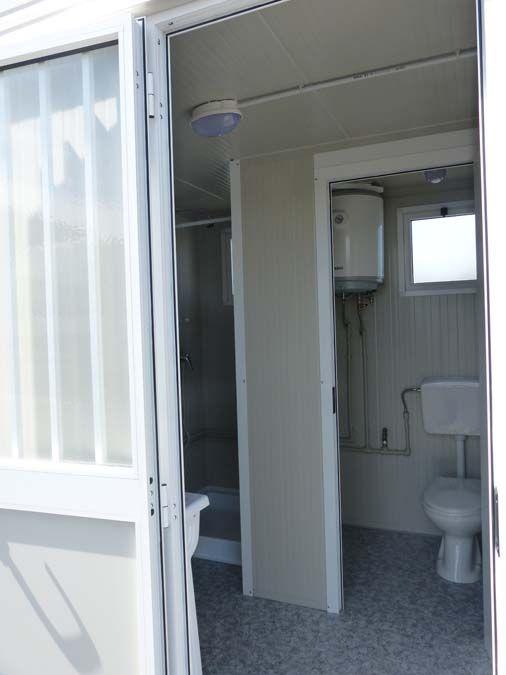Bungalow sanitaire de chantier avec un WC à l'anglaise, une douche et un grand lavabo - SD2_0