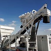 Groupe modulaire de granulats avec conception pliable pour transport en conteneur