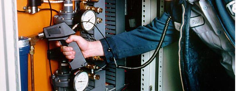 Ultraprobe 100 - Détecteur de fuite d'air comprimé - UE Systems Europe B.V. - Dimensions 13.3 x 5 x 20.3 cm - 8 positions de sensibilité et afficheur LED_1