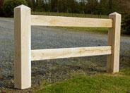 Clôtures en bois - Chêne et Mélèze - Poteaux carrés avec lisses et finitions diamant_0