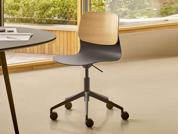 Siège de bureau Klik - coque polypropylène 6 coloris - dossier bois massif de chêne - piètement pyramidale 5 branches 2 coloris_0