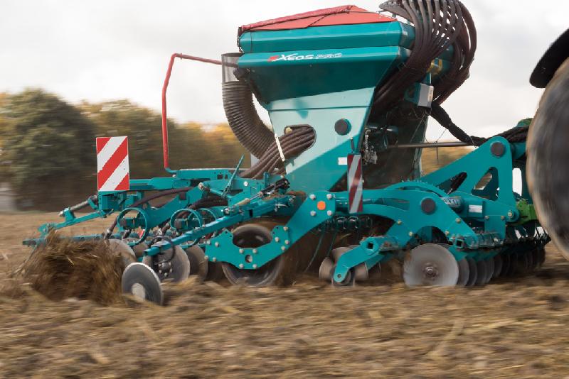 Semoir Xeos PRO - Sulky - Largeurs de 3 à 4m et trémie de 1000 à 1800L_0