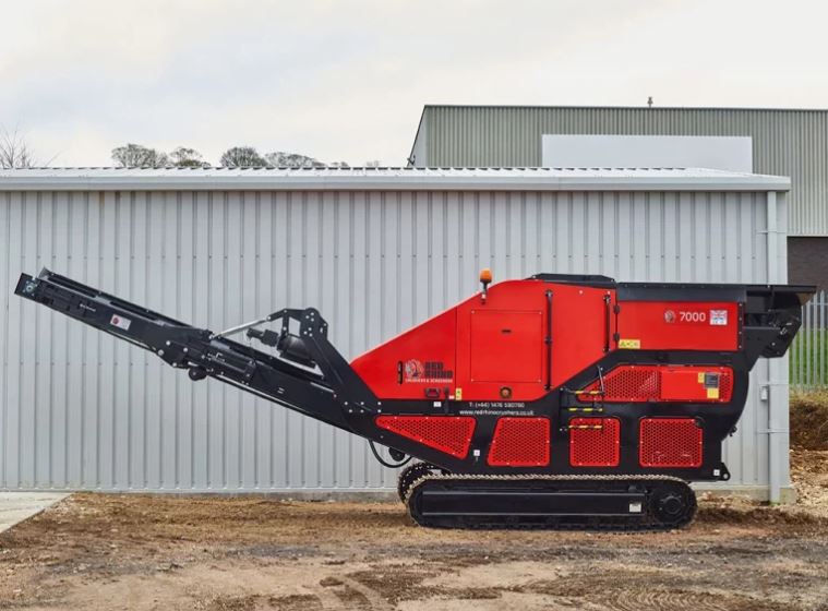 Concasseur  de 12 tonnes avec une trémie vibrante avec barres Grizzly - 7000 PLUS RED RHINO_0