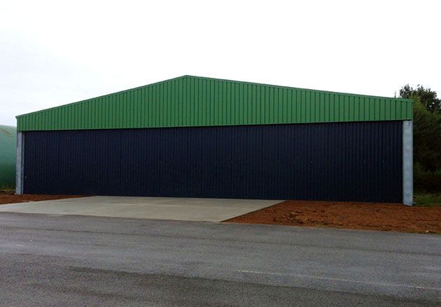 Construction modulaire pour aviation - bâtiment isolé galvanisé fermé 400m² avec portes incluses_0