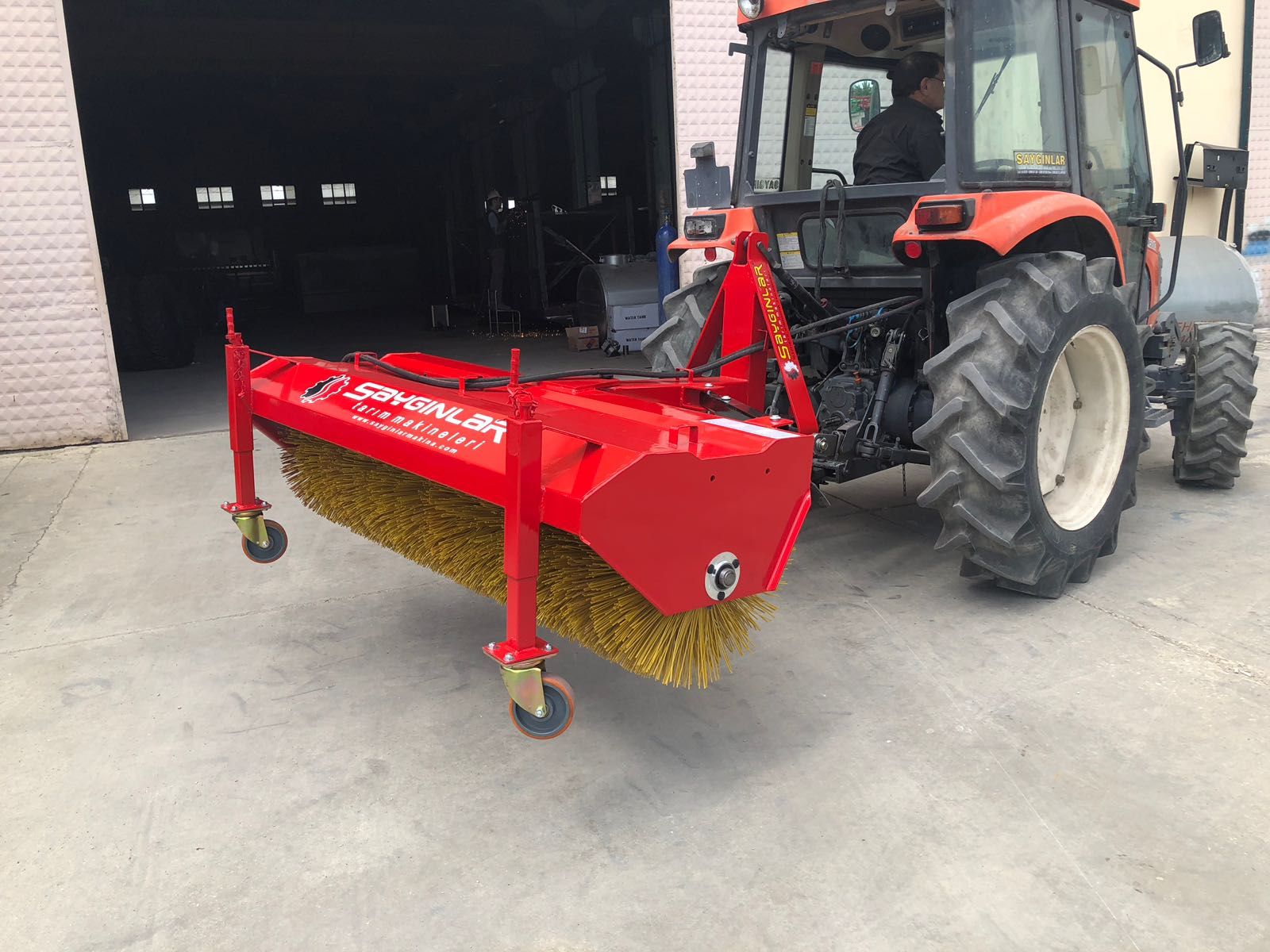 Tracteur balayeuse de route monté à l'arrière - modèle Basic - hydraulique avec brosses robustes_0
