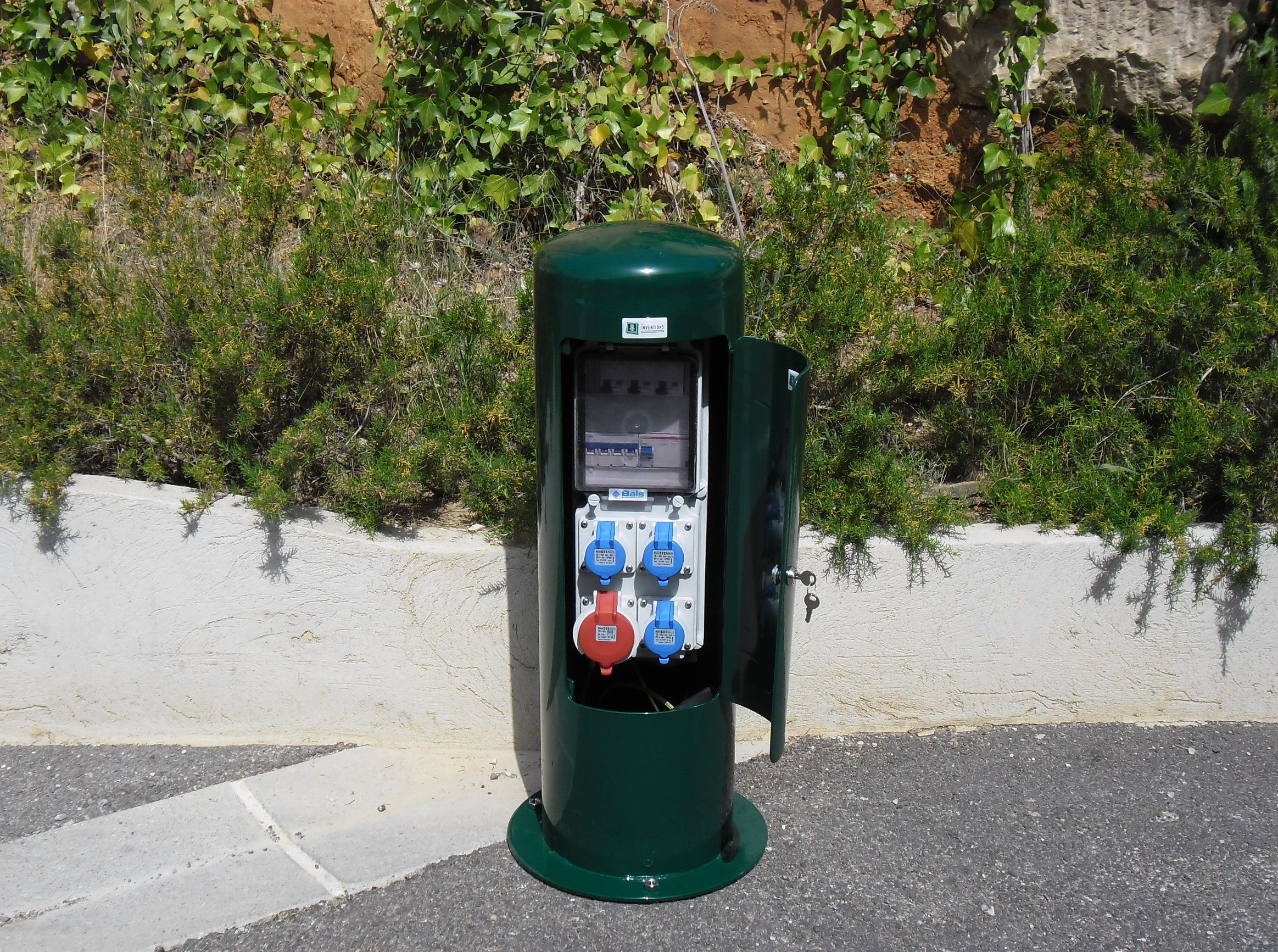 Borne Electrique De Jardin Avec Prise Etanche www.hellopro.fr