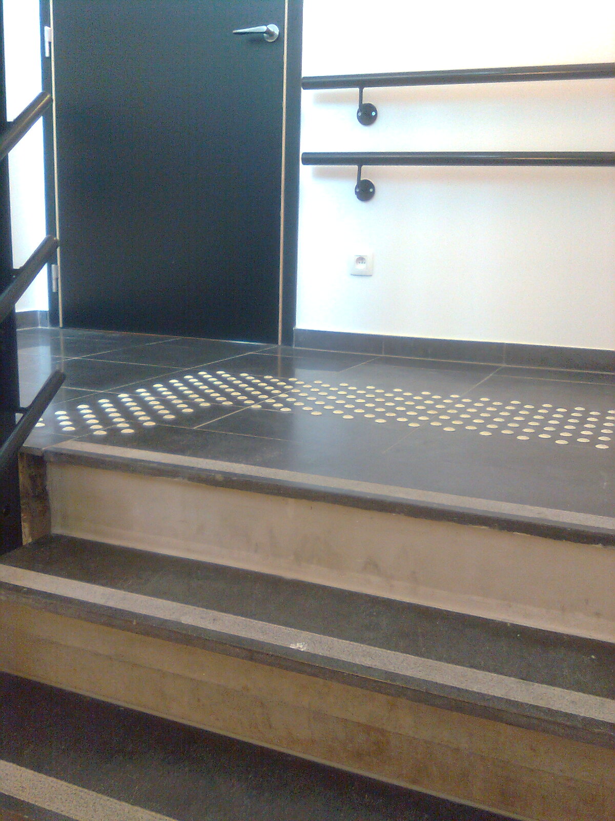 Plots podotactiles en inox, composite ou aluminium - Éveil de vigilance pour escaliers_0