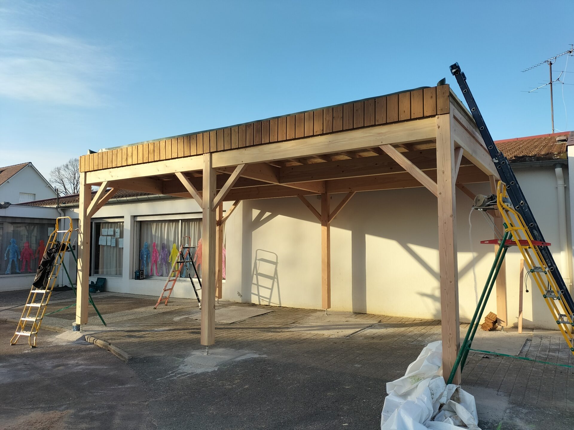 Préau à toit plat végétalisé - bardage en pin thermo chauffé - 30m² - structure en douglas et toiture EPDM_0