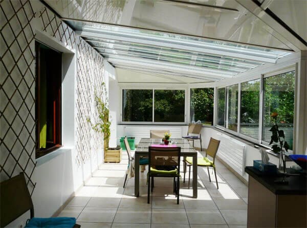 Véranda classique sur mesure avec ossature en aluminium - Toit en polycarbonate, panneaux sandwich ou double vitrage_0