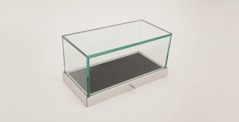 Vitrine d'exposition Vérone - cloche avec socle en aluminium et plancher en tissu gainé_0