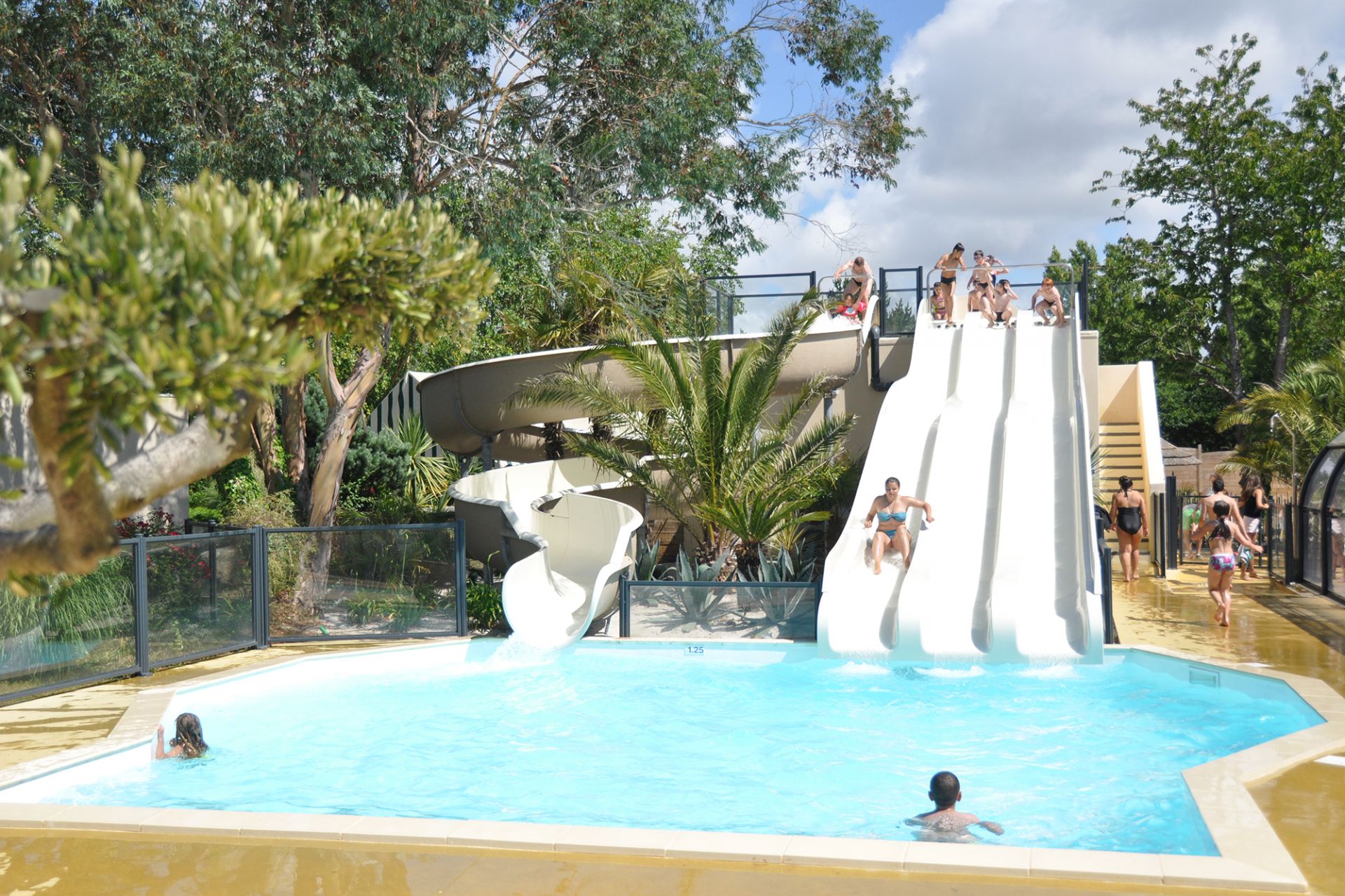 Duo de toboggans aquatiques Edsun - Must'Tob et Slide'Tob - compact et multipistes avec arrivée bassin_0