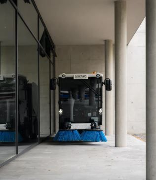 Urban-Sweeper S2.0 - Balayeuse électrique de voirie Boschung - Batterie lithium-ion 54,4 kWh avec technologie avancée_0