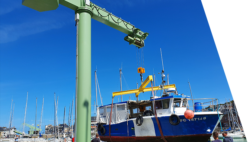 Potence pour le levage de bateaux, fonctionnant par une alimentation électrique du treuil (triphasé 380V - 50Hz)_0