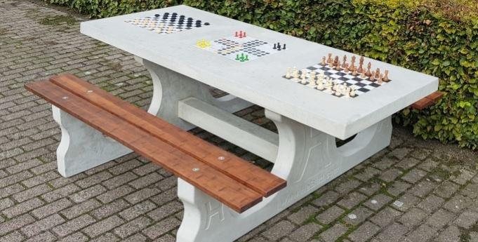 TABLE MULTI-JEUX EN BÉTON NATUREL ET BANC EN BAMBOU - 210x187x75 cm - Jeux intégrés : échecs, dames, Ludo_0