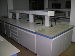 Paillasses centrales - Caisson technique central avec potences pour fluides et robinetterie_0