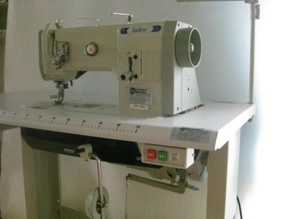 Piqueuse PR 1245 - Machine à coudre industrielle 1 aiguille triple entraînement, base plane, 220V_0