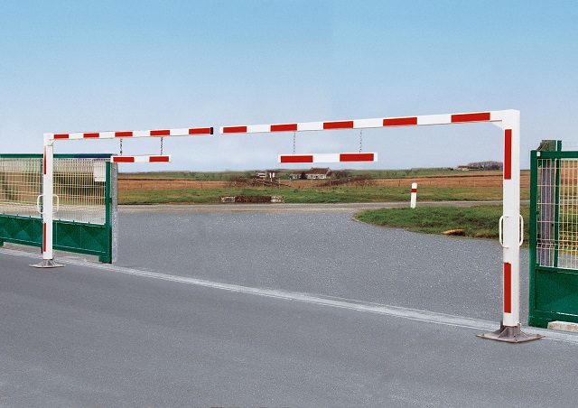 Portique de gabarit tournant 5 m, idéal pour gérer l'accès des véhicules sur les aires de stationnement ou voies de circulation_0