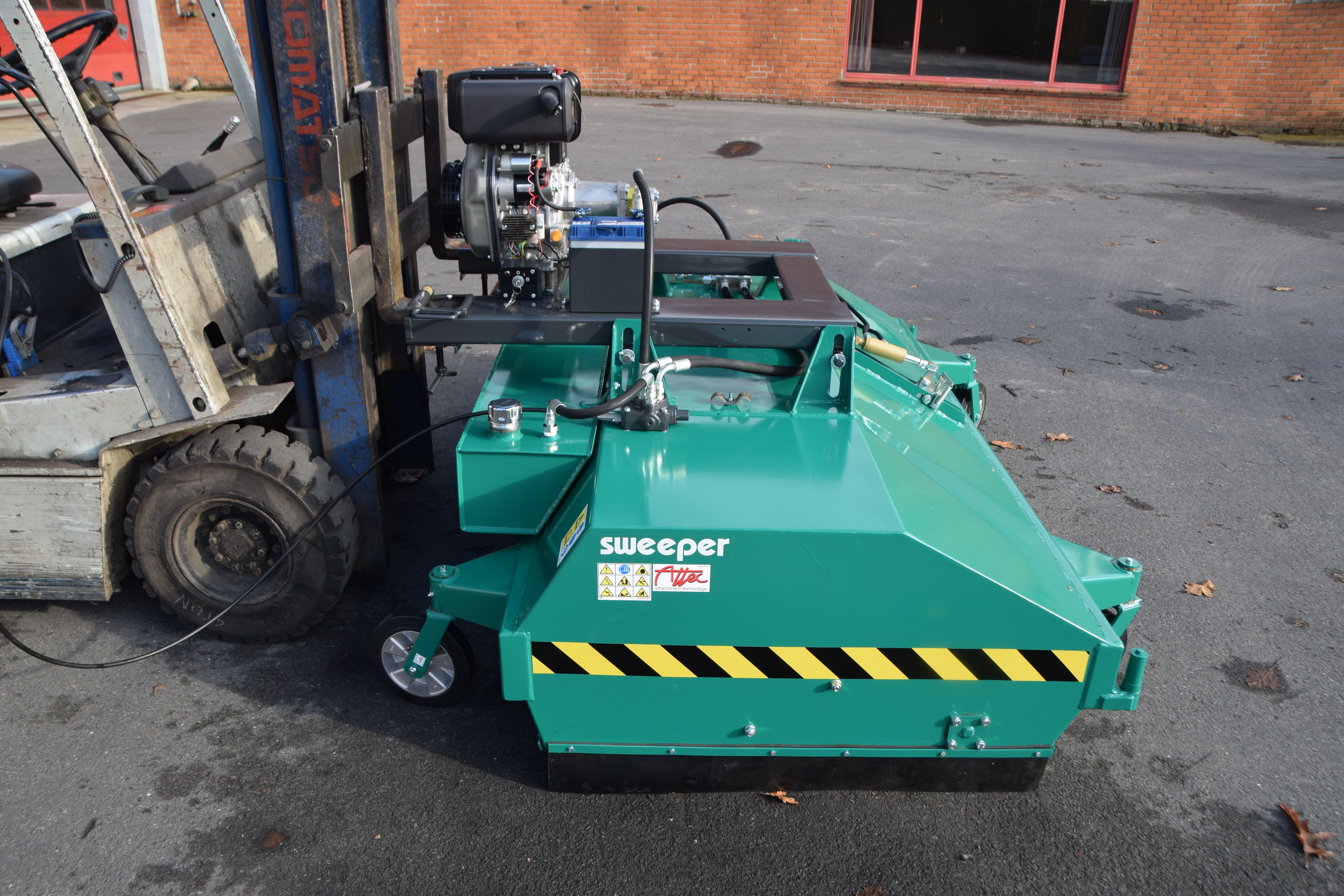Balayeuse industrielle Attec - ramassage et déversement hydrauliques - pour télescopiques et chariots élévateurs_1
