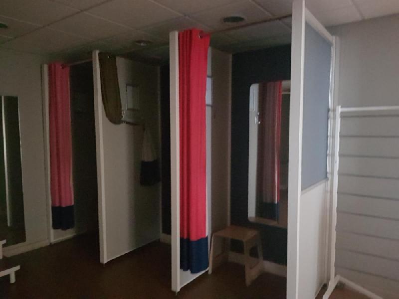 DLC42-11 - Lot de 3 cabines d'essayage - Blanc cassé, avec miroir, banc en bois et accessoires_0