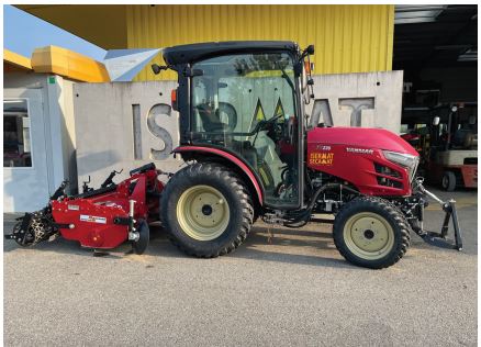 Tracteur 35Ch à direction assistée hydraulique avec demi-tour rapide, utilisé pour l'entretien des espaces verts, travaux accès restreints - disponible en location_0