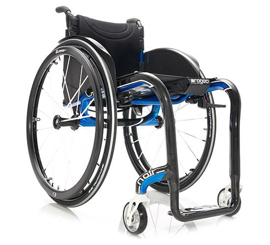 Fauteuil roulant rigide super léger Noir 2.0 Progeo - châssis monocoque en fibre de carbone sur mesure_0