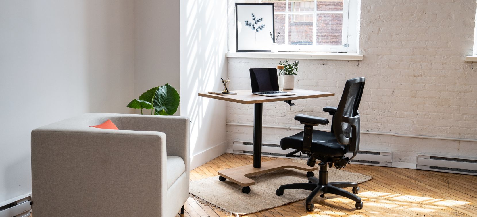 Bureau droit manuel ajustable sur roulettes Artopex, en mélamine de qualité commerciale - Dimensions 24