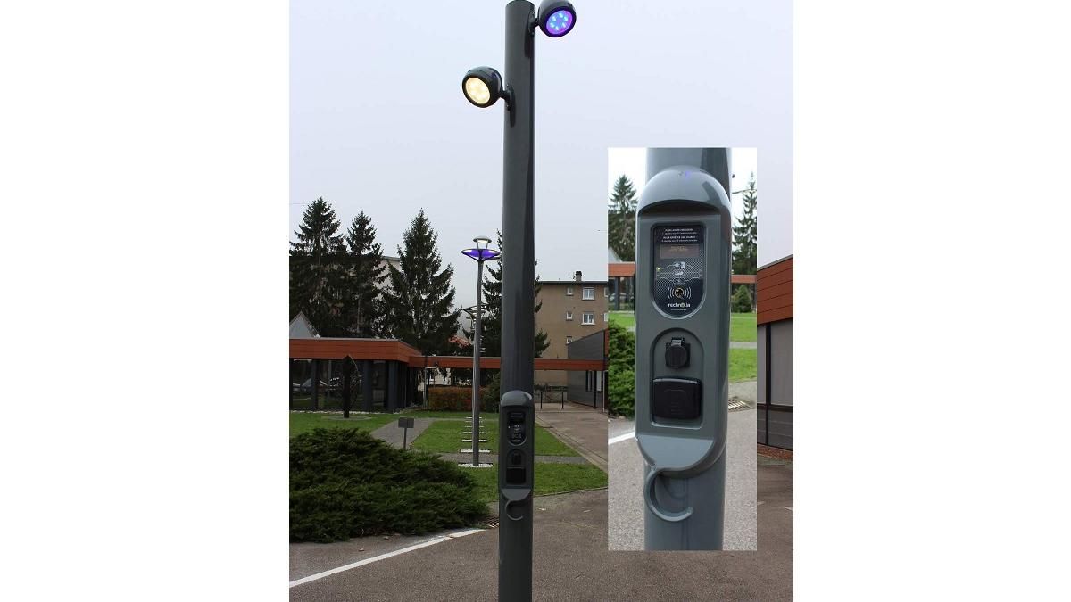 Candélabre avec point de recharge esthétique et peu encombrant, pour équiper les rues, places et parcs - statio universo_0