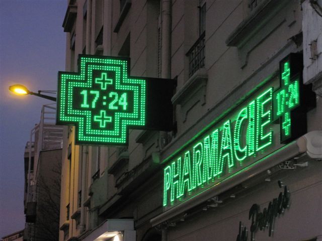 Enseigne pharmacie - Activ' Communication - Croix programmable 1131 x 1471 mm - Affichage personnalisable_0