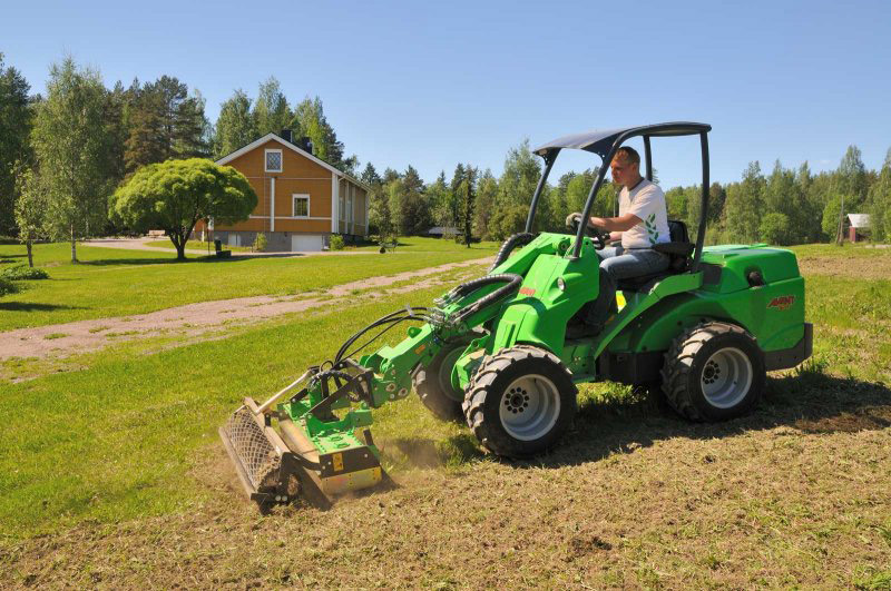 Fraise niveleuse modèle 1200 - avant - outil professionnel pour nivellement de la couche arable_0