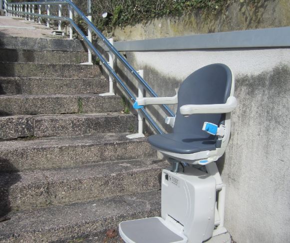 Monte-escalier pour escaliers tournants  - Charge maximale jusqu'à 160 kg - Handicare H4000 Extérieur_0