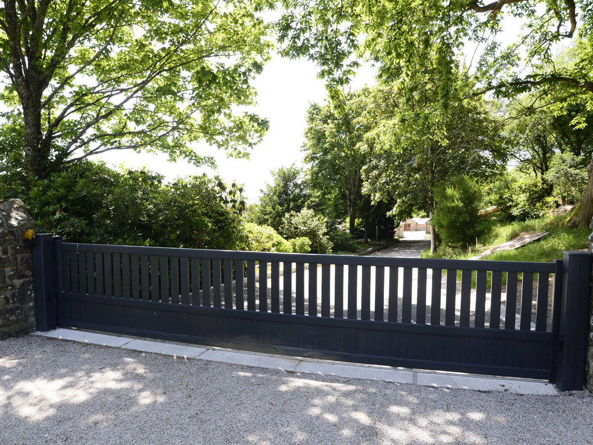 Portail coulissant argoat / droit / semi-ajouré / en aluminium_1