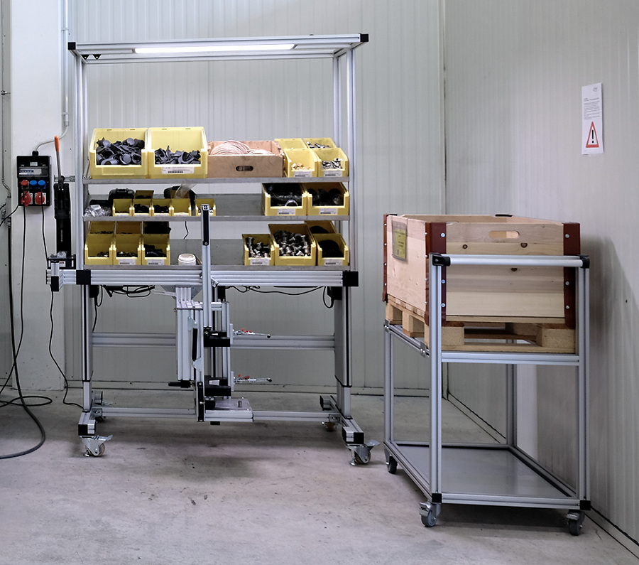 Poste de travail individuel ergonomique et efficace pour les petits sous-ensembles_0