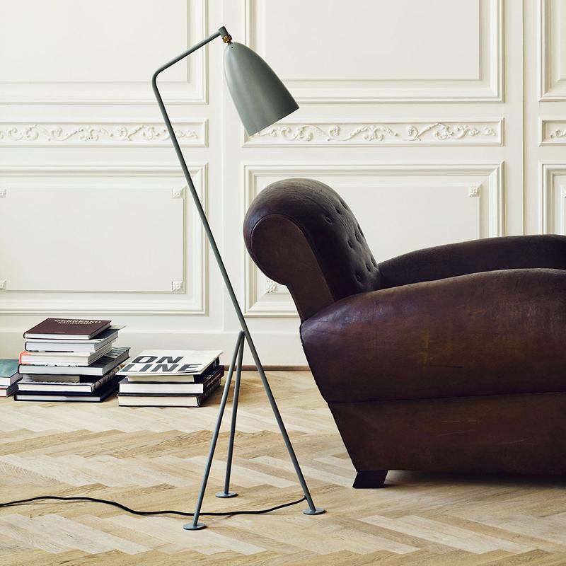 GUBI GRÄSHOPPA LAMPADAIRE TRÉPIED, GRIS