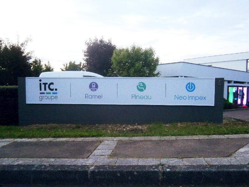Panneaux d'affichage extérieur - Caisson lumineux toile tendue avec structure aluminium et éclairage LED_0
