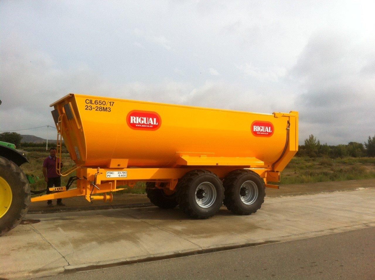 Série CIL bennes agricoles cylindriques - Rigual - volumes de 18,5 à 30,4 m3 avec caisse polycentrique et finitions en acier inox_0