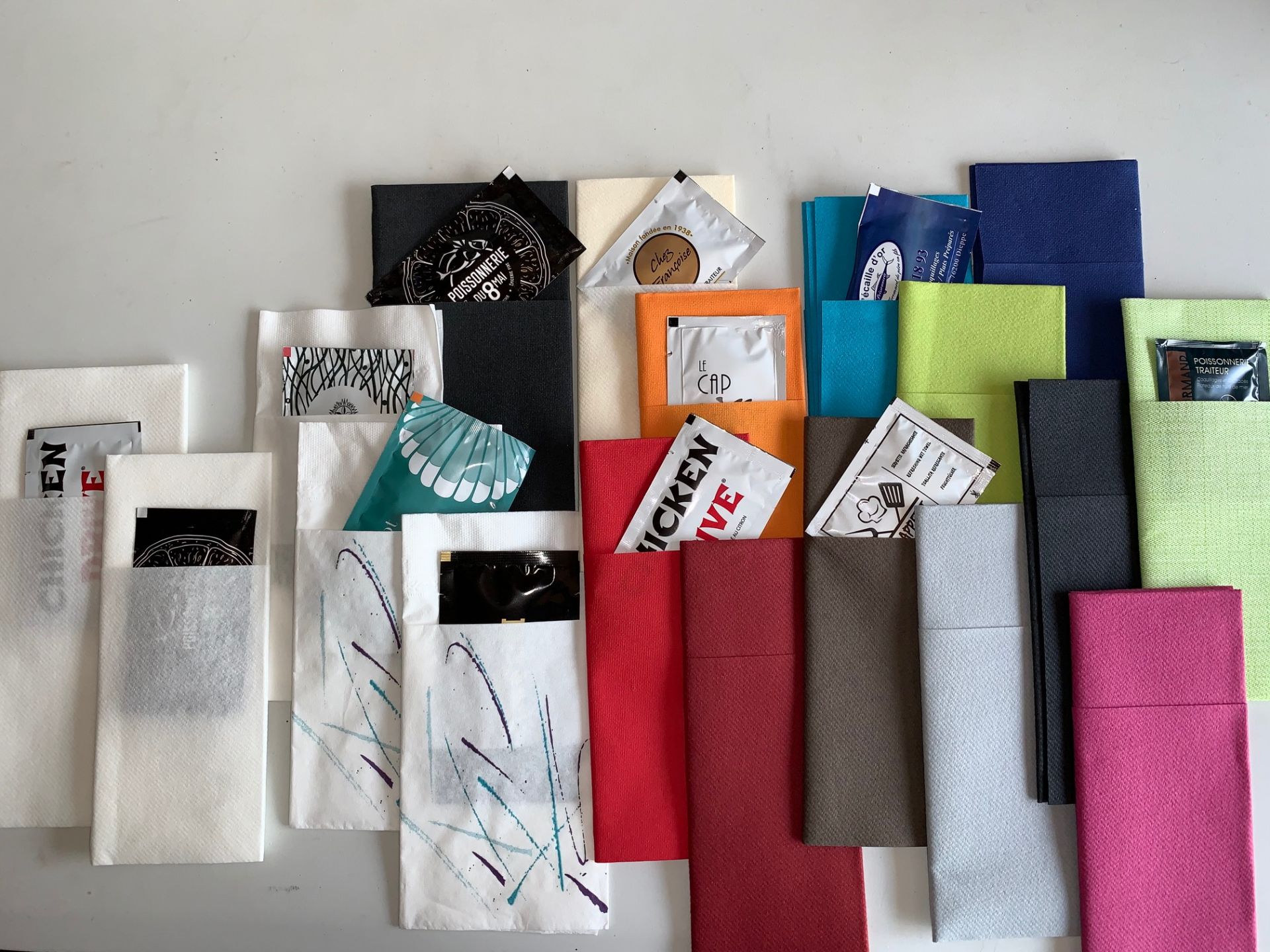 Serviette de table publicitaire - Pochette couverts personnalisable avec lingette humide parfumée - Conception française_0