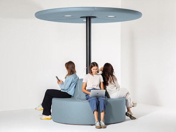 Banquette BuzziBrella Chill avec éclairage LED et prises USB par BuzziSpace_0