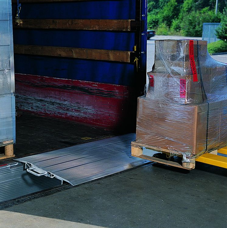 HFB - Rampe mobile pour transpalette - Stoecklin Logistik AG - Surface antidérapante et poids réduit_0