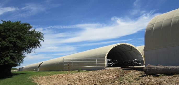 Tunnel de stockage / ouvert / structure en acier / couverture en pvc / ancrage au sol avec platine_0