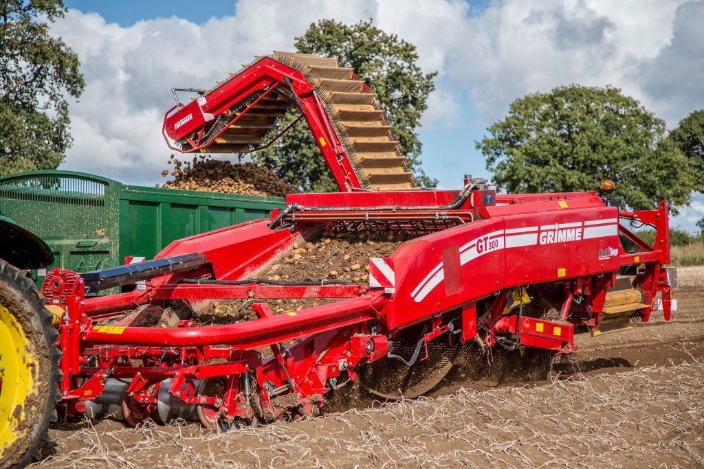 Arracheuse-chargeuse gt 300 3 rangs - grimme france - puissance du moteur 115 kw - vitesse 25 km/h_0