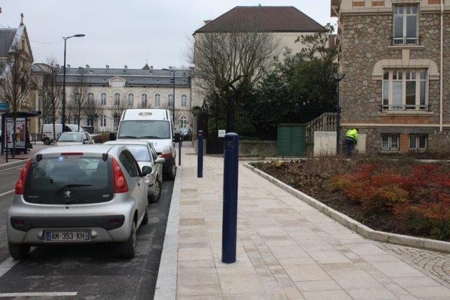 Borne de stationnement arrêt minute, hauteur 1500 mm pour détection de véhicule à son arrivée - amco les escamotables_0
