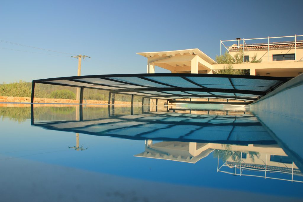 Abri piscine plat en version télescopique sans rails au sol avec aspect visuel élégant  - BOREALIS XS_0