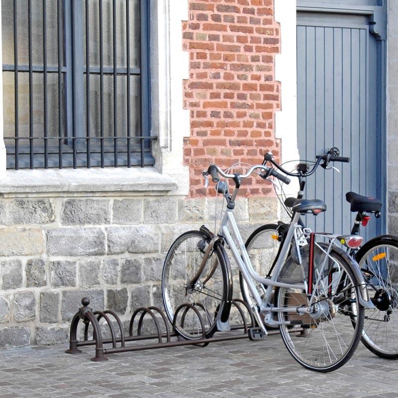 Râtelier 5 vélos - Fonte et acier - Versailles - Fixation au sol - Dimensions 162x43 cm - Coloris noir ou patine rouille_0
